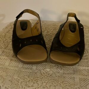 Comfort ease Women’s Black Sling Back Open Toe Sandal Sz 8 1/2M GUC